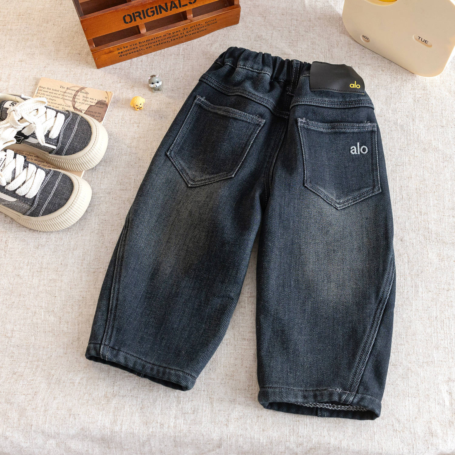 Kids' fleece-lined jeans, new autumn/winter style, thickened fleece-lined casual pants for toddlers and babies, warm winter wear.