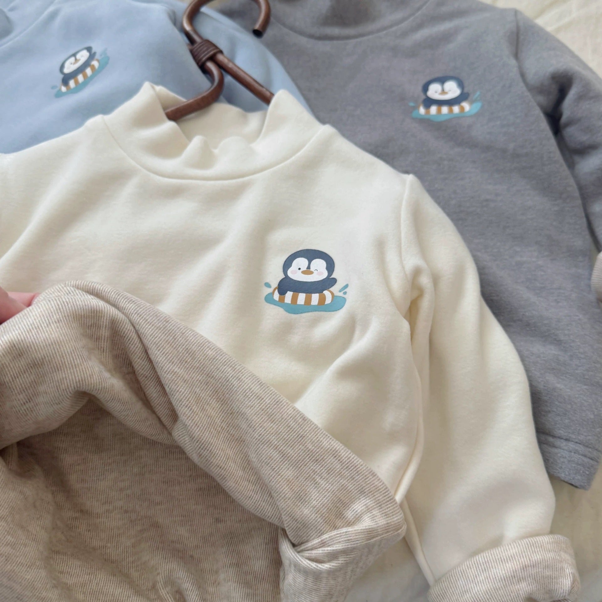 Winter boys' fleece-lined thickened T-shirt, double-layered, high-neck, warm, reversible winter base layer.
